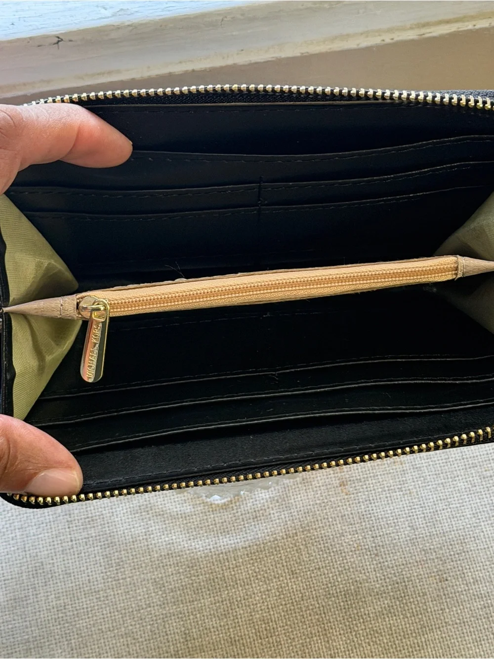 Michael Kors Black Patent Leather Wallet. Zippered w/Card Slots. Very Good Cond.